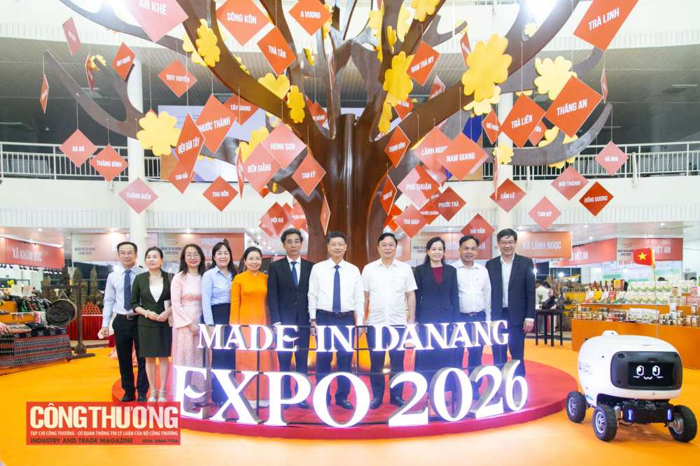 Các đại biểu chụp ảnh lưu niệm