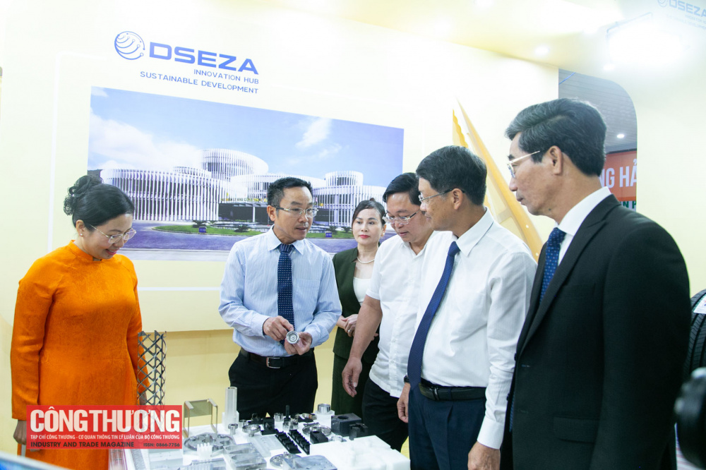 tham quan gian hàng