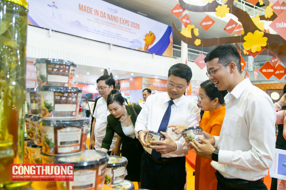 tham quan gian hàng