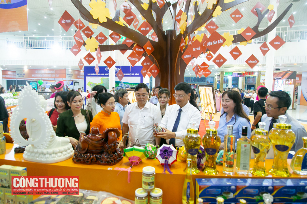 tham quan gian hàng