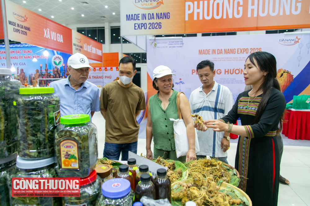 Người dân tham quan mua sắm tại các gian hàng