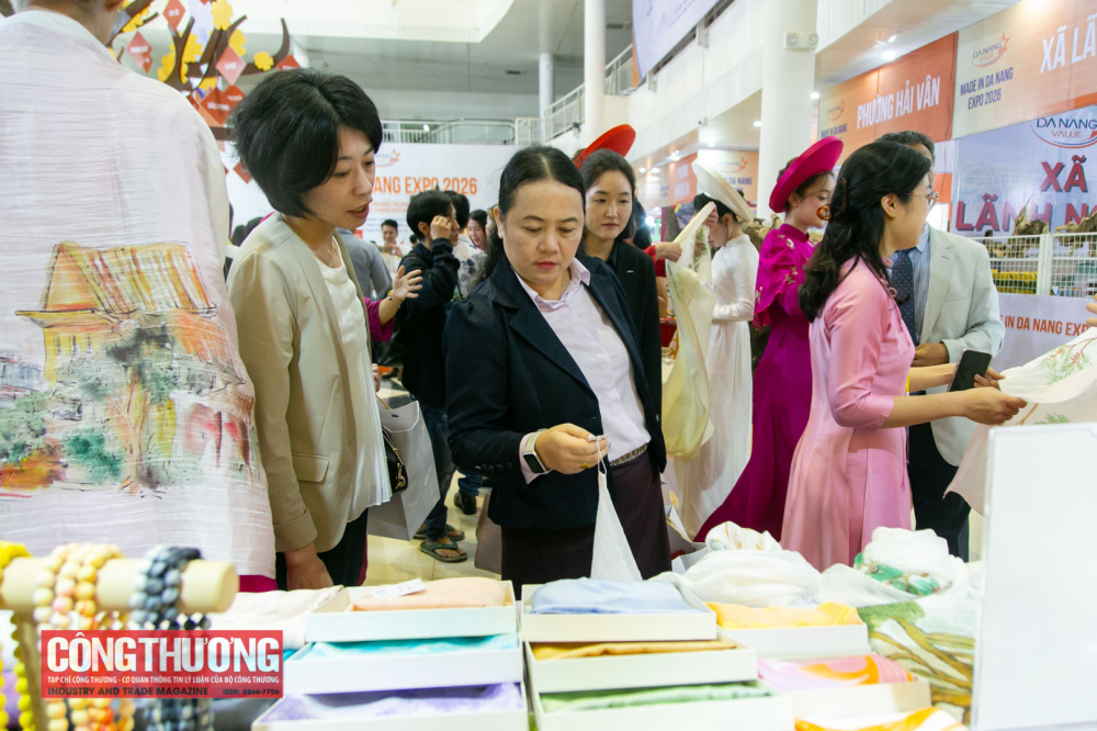 Người dân tham quan, mua sắm sản phẩm đặc trưng các phường, xã.