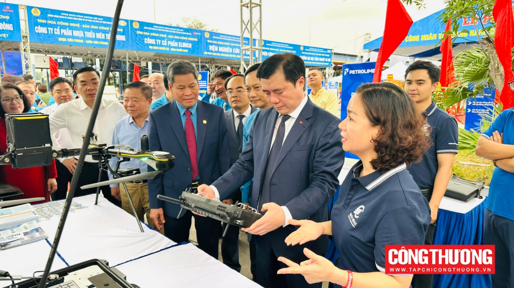 Thứ trưởng Nguyễn Sinh Nhật Tân cùng lãnh đạo các cấp tham quan các gian hàng tại Lễ phát động, khích lệ tinh thần đổi mới sáng tạo của người lao động