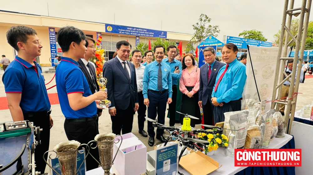 Thứ trưởng Nguyễn Sinh Nhật Tân cùng lãnh đạo các cấp tham quan các gian hàng tại Lễ phát động, khích lệ tinh thần đổi mới sáng tạo của người lao động