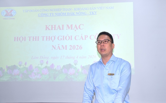 Ông Đào Phương Chung - Phó Giám đốc công ty Nhôm Đắk Nông - TKV phát biểu và động viên các thí sinh