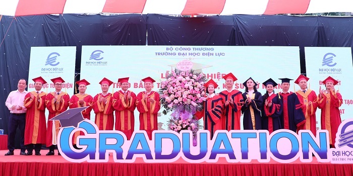 Đại diện các tân khoa trao hoa chúc mừng và tri ân Trường Đại học Điện lực.