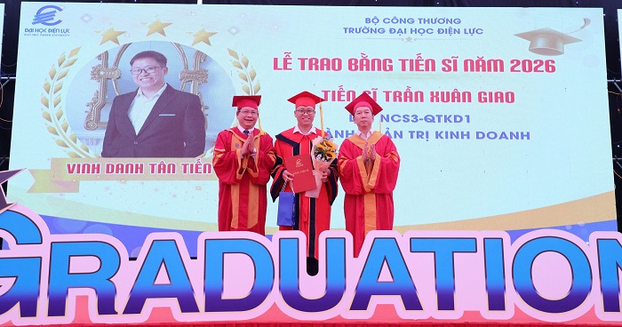 Trường Đại học Điện lực trao bằng Tiến sĩ ngành Quản trị kinh doanh cho tân Tiến sĩ Đặng Quốc Hương.