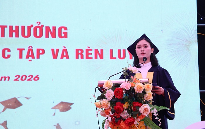 Thủ khoa tốt nghiệp khóa D16 Phạm Thị Thu Hoài phát biểu tri ân thầy cô.