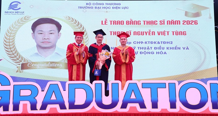 PGS.TS Đinh Văn Châu (ngoài cùng bên trái) trao bằng tốt nghiệp, chúc mừng tân thạc sĩ.