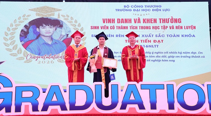 PGS.TS Vũ Đình Ngọ (ngoài cùng bên phải) - Bí thư Đảng ủy Trường Đại học Điện lực trao bằng tốt nghiệp, chúc mừng sinh viên có thành tích xuất sắc trong học tập và rèn luyện.