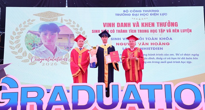PGS.TS Vũ Đình Ngọ (ngoài cùng bên phải) - Bí thư Đảng ủy Trường Đại học Điện lực trao bằng tốt nghiệp, chúc mừng sinh viên có thành tích xuất sắc trong học tập và rèn luyện.