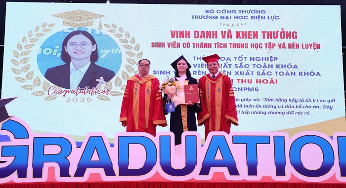 PGS.TS Đinh Văn Châu (ngoài cùng bên phải) trao bằng tốt nghiệp, chúc mừng tân thủ khoa.