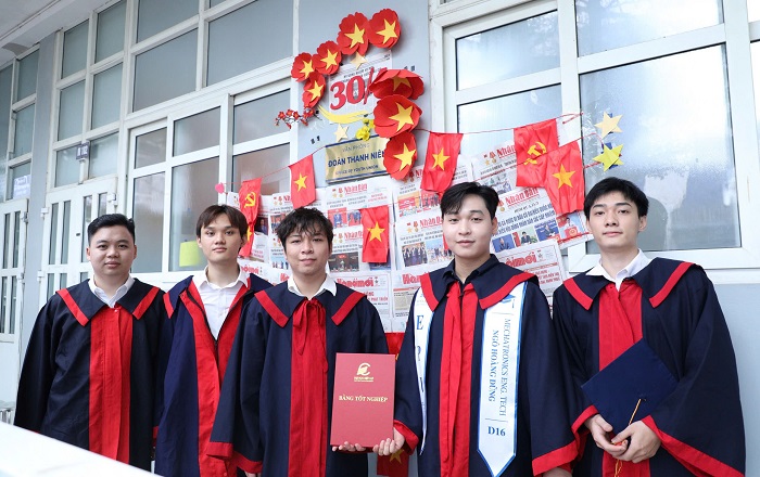 Niềm vui hân hoan của các tân khoa cùng người thân, gia đình trong lễ tốt nghiệp.