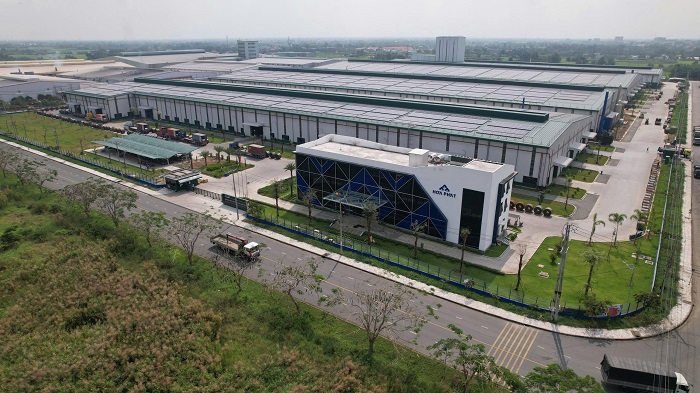 Nhà máy ống thép Hòa Phát Long An có công suất 400.000 tấn, được đầu tư hệ thống điện mặt trời áp mái công suất 10 MW, đáp ứng hơn một nửa nhu cầu điện của nhà máy.