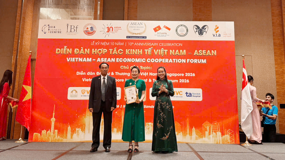 Bà Trần Thị Hoa Xim - Tổng giám đốc Công ty CP Bất động sản FUTA Land nhận danh hiệu Top 5 Thương hiệu Mạnh ASEAN 2026 tại Diễn đàn Hợp tác Kinh tế Việt Nam – ASEAN.
