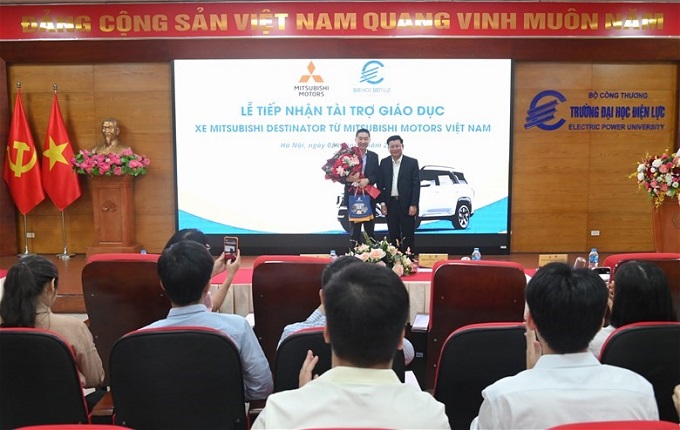PGS.TS Đinh Văn Châu tặng hoa, cảm ơn Công ty TNHH Mitsubishi Motors Việt Nam quan tâm, đồng hành cùng Nhà trường trong công tác đào tạo.