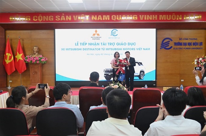 PGS.TS Đinh Văn Châu tặng hoa, cảm ơn Nhà phân phối Hanoi Auto quan tâm, đồng hành cùng Nhà trường trong công tác đào tạo.