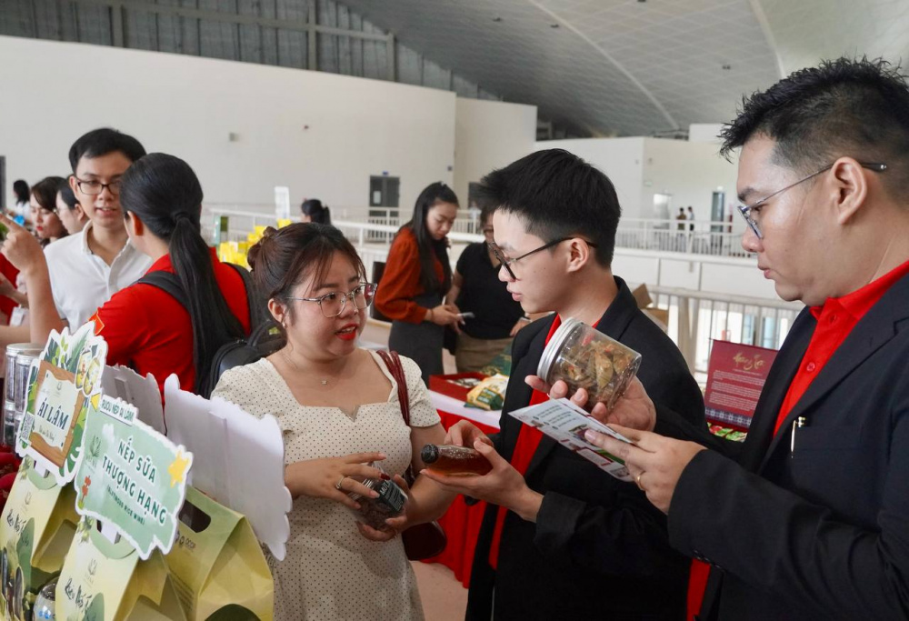 Cán bộ thu mua của Central Retail (bên phải) tìm hiểu sản phẩm của Doanh nghiệp, Hợp tác xã trưng bày tại sự kiện