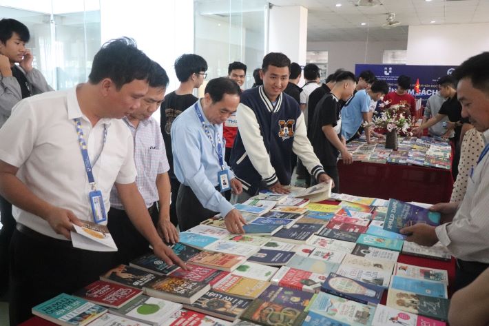 Hoạt động triển lãm với chủ đề “Sách - Tri thức - Khát vọng phát triển đất nước” tại Phân hiệu Quảng Ngãi