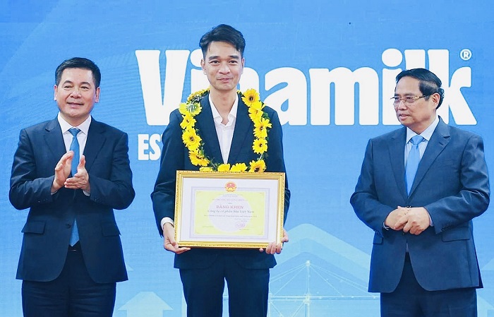 Nguyên Thủ tướng Chính phủ Phạm Minh Chính trao Bằng khen cho Vinamilk vì thành tích xuất sắc trong hoạt động xuất khẩu năm 2025 (Ảnh: VN).