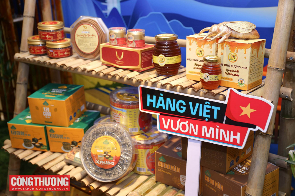 Tại không gian trưng bày, nhiều sản phẩm đặc trưng của Hà Tĩnh được giới thiệu tới người tiêu dùng Thủ đô như cu đơ Lệ Phương, nước mắm Luận Nghiệp, nhung hươu Hiền Ngọc, trầm hương Tâm Thiên Hương, bánh đa vừng Nguyên Lâm, bánh ram Anh Thu, mật ong Cường Nga Hương Sơn…
