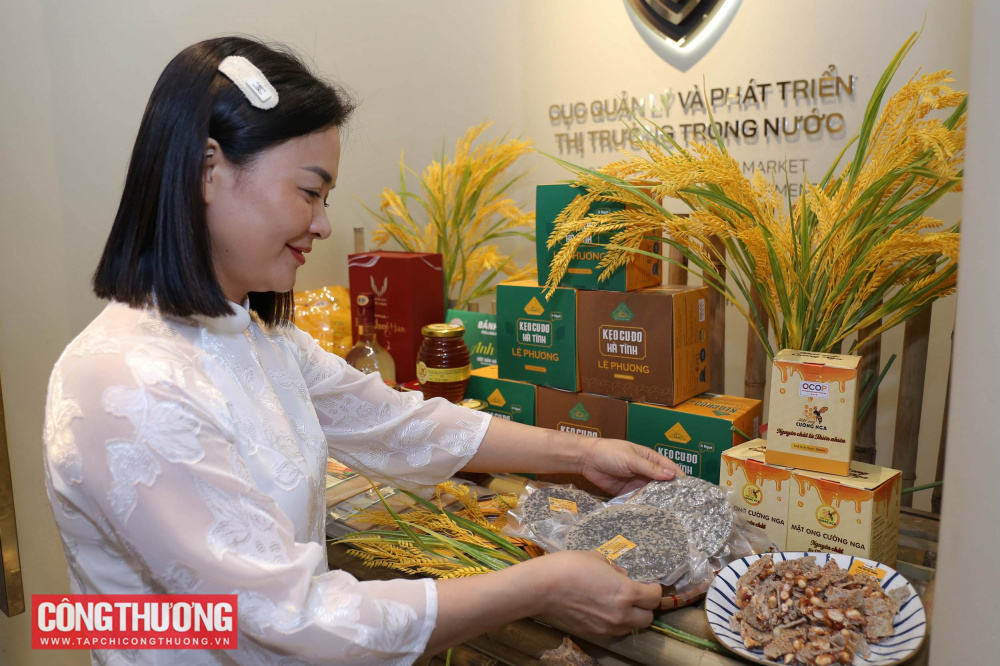 Các sản phẩm đều được chuẩn hóa về bao bì, nhãn mác, thông tin và truy xuất nguồn gốc, đáp ứng yêu cầu của các hệ thống phân phối hiện đại. Người tiêu dùng không chỉ mua sắm mà còn có cơ hội trải nghiệm, tìm hiểu quy trình sản xuất và câu chuyện làng nghề gắn với từng sản phẩm.