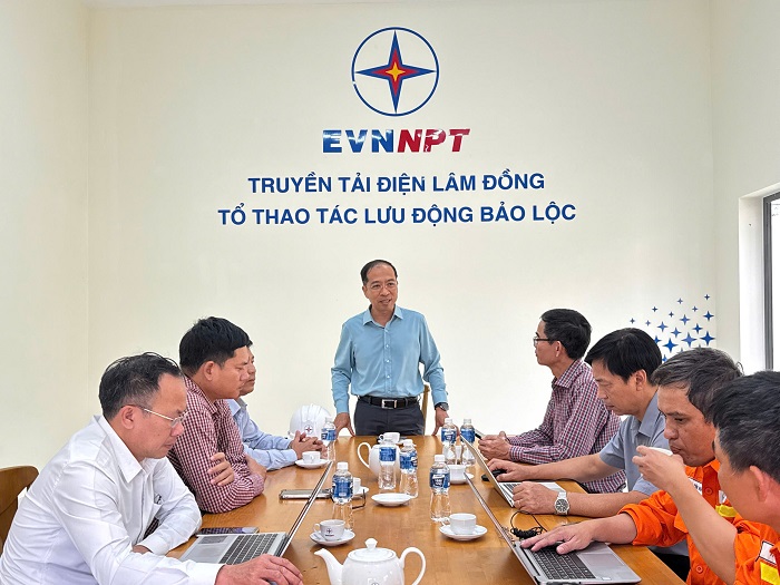 Ông Huỳnh Quang Thịnh - Phó Giám đốc Công ty Truyền tải điện 3 kiểm tra công tác quản lý vận hành tại Tổ Thao tác lưu động Bảo Lộc