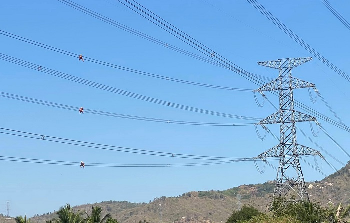 Truyền tải điện Lâm Đồng vệ sinh bảo dưỡng thiết bị đường dây 500kV Vĩnh Tân - Sông Mây