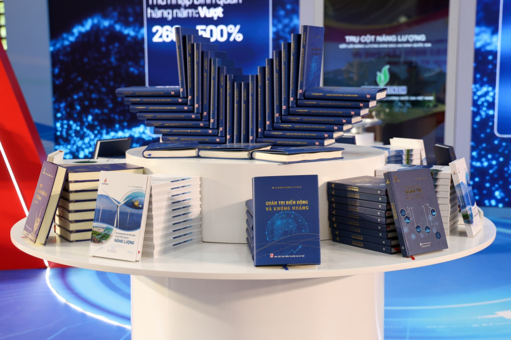 cuốn sách Quản trị biến động và khủng hoảng do TS. Lê Mạnh Hùng, Ủy viên Ban Chấp hành Trung ương Đảng, Bộ trưởng Bộ Công Thương, nguyên Bí thư Đảng ủy, nguyên Chủ tịch Hội đồng thành viên Tập đoàn Công nghiệp - Năng lượng Quốc gia Việt Nam làm Chủ biên.