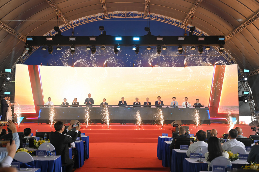 Phó Thủ tướng Thường trực Phạm Gia Túc thực hiện nghi thức khởi công dự án