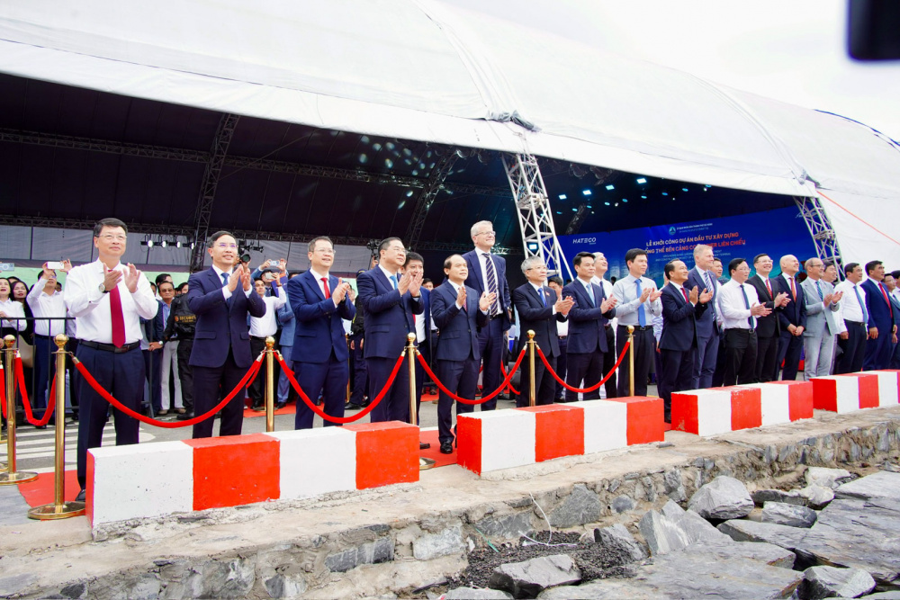 Phó Thủ tướng Thường trực Phạm Gia Túc và các đại biểu chứng kiến việc triển khai các hoạt động đầu tiên trên công trường dự án