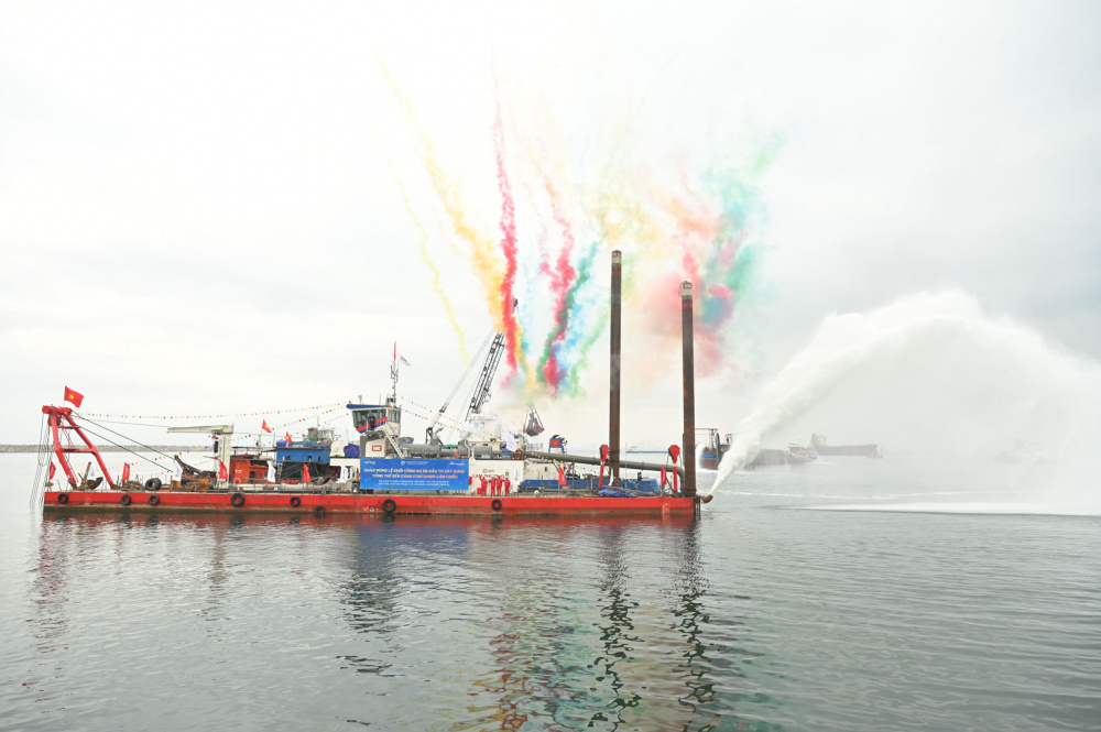 Phó Thủ tướng Thường trực Phạm Gia Túc và các đại biểu chứng kiến việc triển khai các hoạt động đầu tiên trên công trường dự án