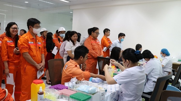 Lấy mẫu máu xét nghiệm ban đầu