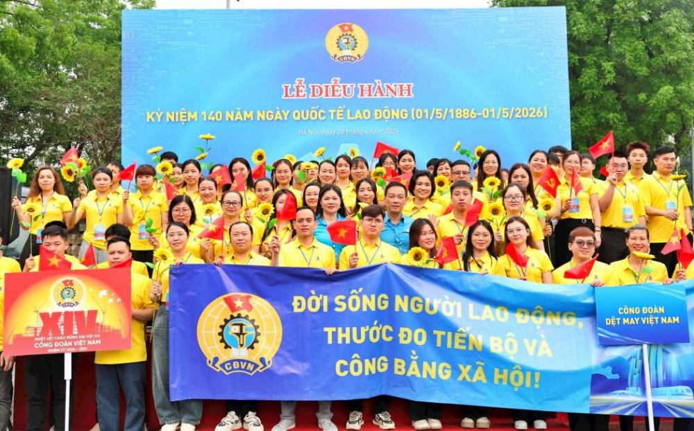 tập thể đoàn viên, người lao động May 10 tham gia diễu hành
