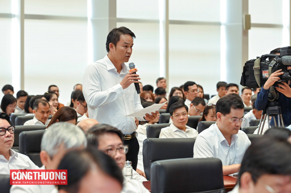 Các cử tri bày tỏ vui mừng trước những kết quả tốt đẹp của Kỳ họp thứ Nhất và những thành tựu phát triển kinh tế - xã hội của đất nước thời gian qua