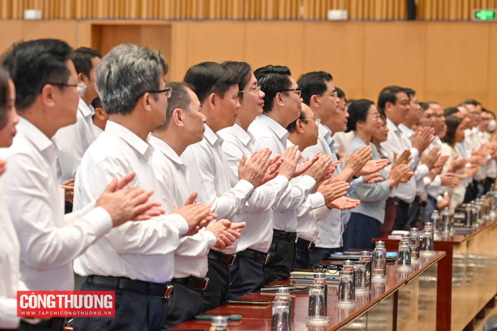 Các cử tri bày tỏ vui mừng trước những kết quả tốt đẹp của Kỳ họp thứ Nhất và những thành tựu phát triển kinh tế - xã hội của đất nước thời gian qua; kỳ vọng Quốc hội khóa XVI sẽ tiếp tục đổi mới phương thức, nâng cao hơn nữa hiệu quả hoạt động, ban hành những quyết sách mạnh mẽ, khả thi trong triển khai các chủ trương lớn của Đảng, tháo gỡ khó khăn, vướng mắc, thúc đẩy tăng trưởng kinh tế 2 con số và nâng cao đời sống nhân dân.