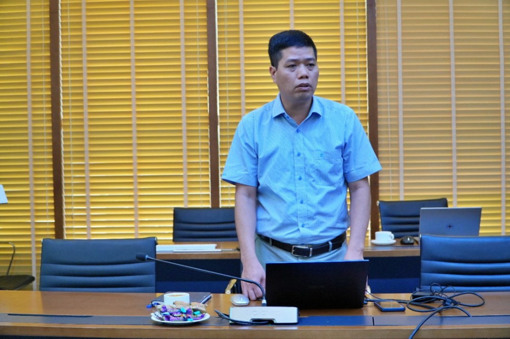 cán bộ thuyết trình