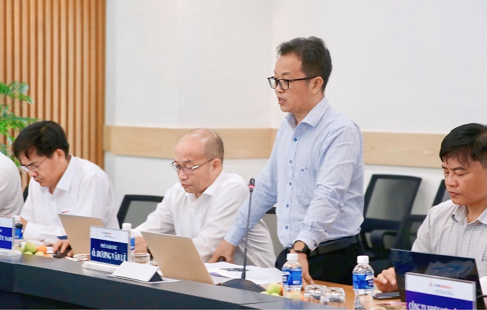 Ông Dương Văn Lễ - Phó Giám đốc Công ty EPS báo cáo tại buổi làm việc