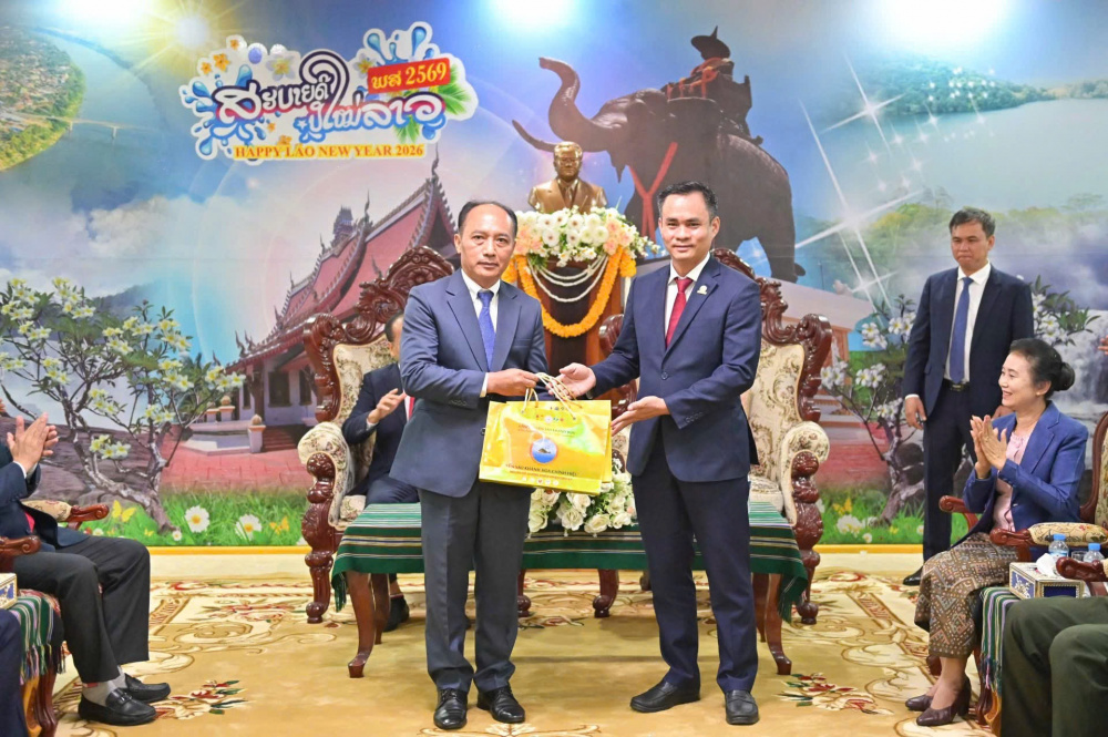 Ông Nguyễn Thanh Hải, Tổng Giám đốc Công ty Yến sào Khánh Hòa đã vinh dự trực tiếp trao tặng những sản phẩm Yến sào đảo thiên nhiên cao cấp đến đồng chí Bí thư Tỉnh ủy Attapeu. Ảnh: Yến sào Khánh Hòa.