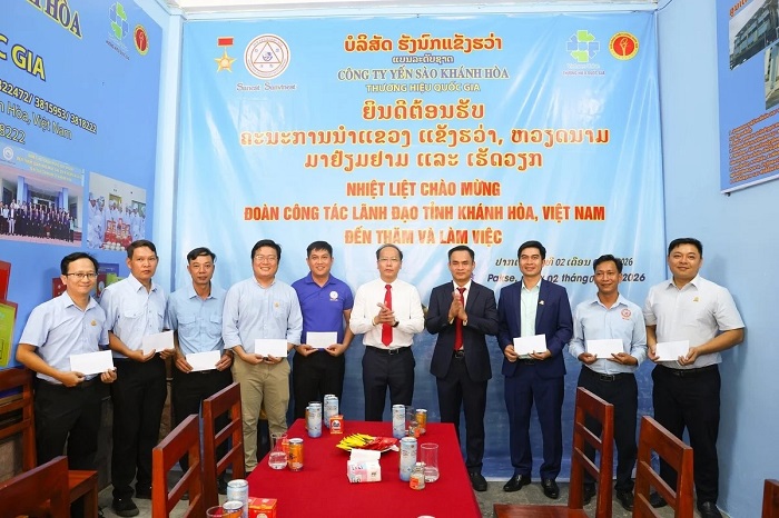 Ông Nguyễn Khắc Hà, Phó Bí thư Tỉnh ủy, Chủ tich Uỷ ban MTTQ Việt Nam tỉnh đánh giá cao tập thể cán bộ nhân viên tại Lào. Ảnh: Yến sào Khánh Hòa.