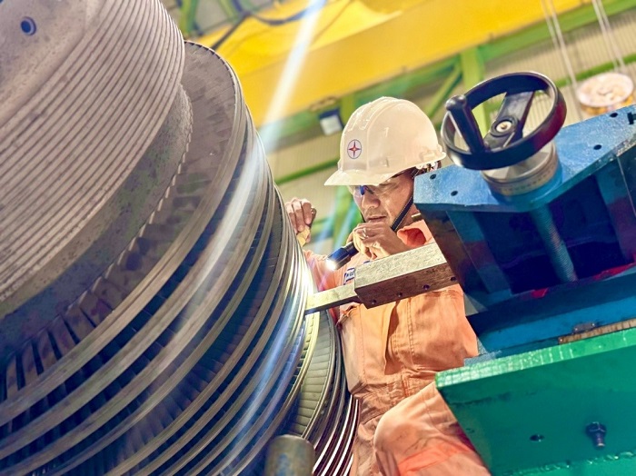 Kỹ sư Công ty EPS thực hiện gia công chèn hơi Seal Ring