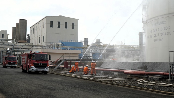 Lực lượng chữa cháy tại chỗ của Nhiệt điện Phú Mỹ ứng phó kịp thời với tình huống bồn dầu bị cháy giả định.