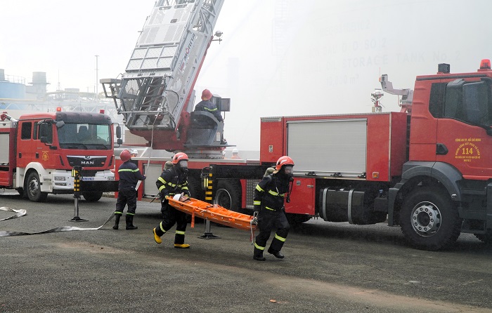 Cán bộ, chiến sĩ và công nhân viên vận hành thiết bị cứu nạn, cứu hộ chuyên dụng trong tình huống khẩn cấp.