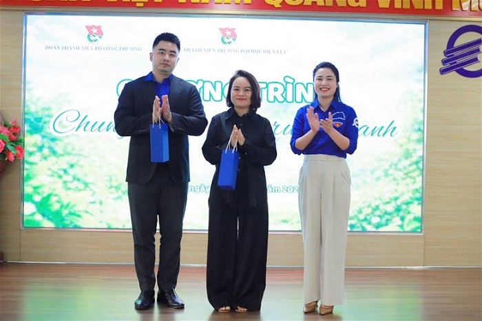 Các đại biểu tham dự chương trình.