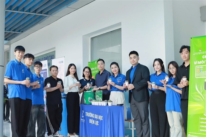 Hoạt động “Đổi pin cũ - Nhận cây xanh” thu hút đông đảo cán bộ, giảng viên tham gia.