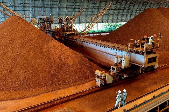 Do vướng mắc về mặt bằng khai trường nên sản lượng quặng nhiều lúc thiếu hụt phải giảm công suất vận hành Nhà máy sản xuất alumin theo kế hoạch.