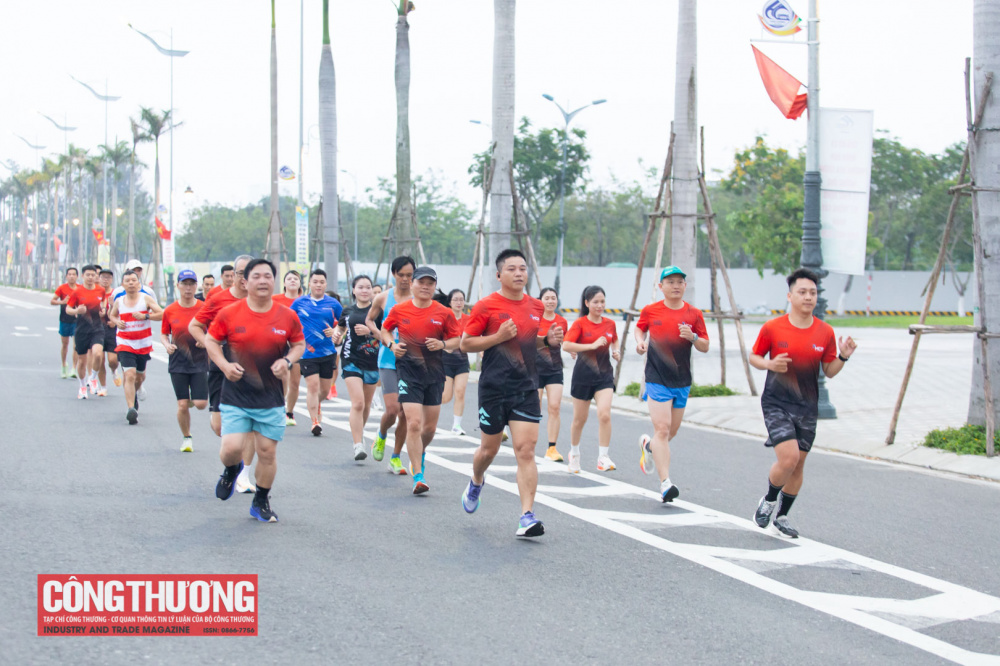 Các thành viên Câu lạc bộ Hải Châu Runners tham gia Giải chạy trực tuyến.
