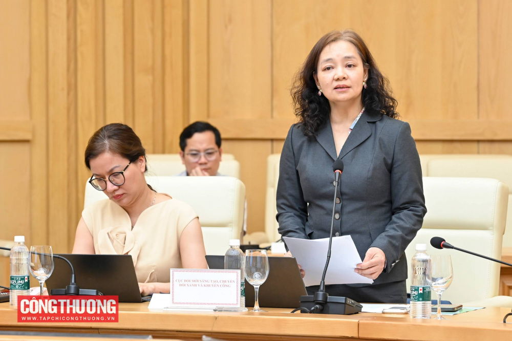 Bà Nguyễn Thị Lâm Giang - Cục trưởng Cục Đổi mới sáng tạo, Chuyển đổi xanh và Khuyến công báo cáo tại cuộc họp
