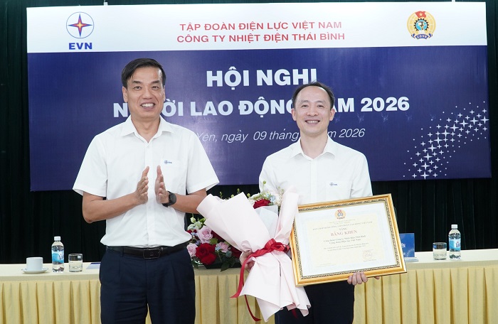 Đồng chí Uông Quang Huy - Phó chủ tịch CÔng đoàn ĐLVN trao tặng Bằng khen cho Đồng chí Nghuyễn Quang Thắng - Chủ tịch Công đoàn đại diện BCH Công đoàn Công ty 