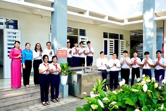 Đại diện công ty EPS, Đoàn Phường Phú Mỹ và nhà trường thực hiện bàn giao công trình thanh niên “Nước sạch cho em”